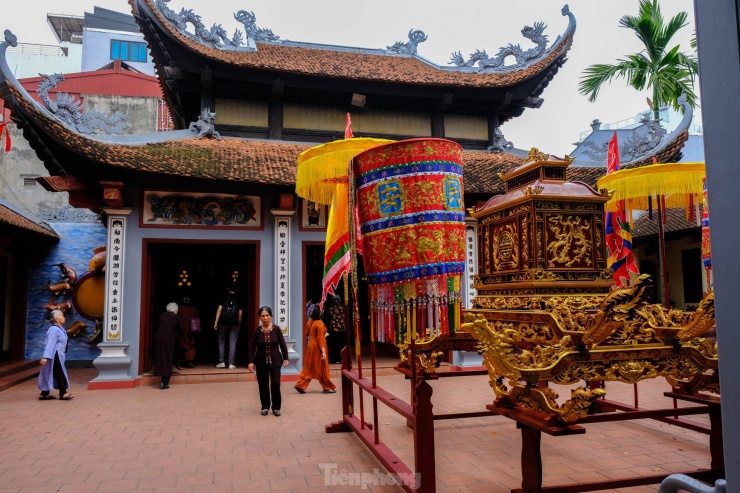 Tuyến phố Quảng An dẫn du khách đến di tích lịch sử phủ Tây Hồ. Nơi đây thờ công chúa Liễu Hạnh. Theo một số dữ liệu, phủ được xây dựng vào khoảng thế kỷ XVII. Cứ đến dịp lễ, Tết, mồng 1, ngày rằm, địa điểm này được hàng ngàn khách thập phương lui tới mỗi ngày để cầu bình an.