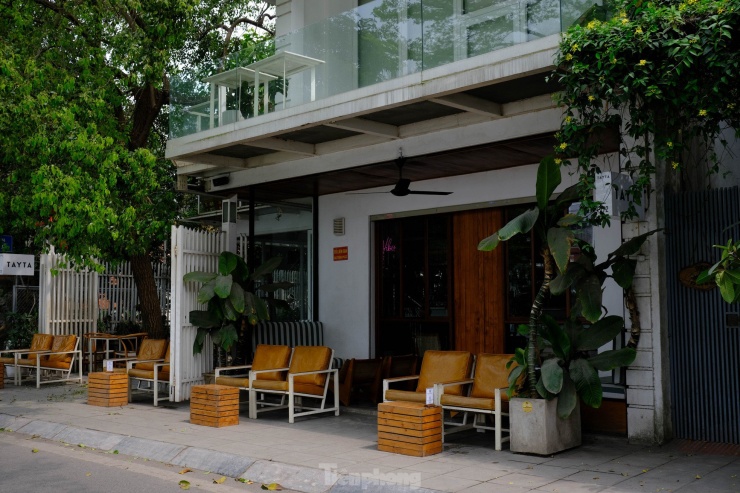 Chạy dọc quanh phố Quảng An có vô số quán cà phê view hồ, tạo cảm giác như đang nghỉ dưỡng ở một bãi biển.