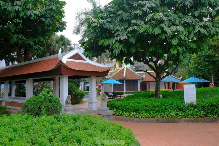 Các cơ sở lưu trú từ hạng bình dân đến khách sạn 5 sao ở quanh khu phố Quảng An khiến địa điểm này tập trung nhiều du khách quốc tế.