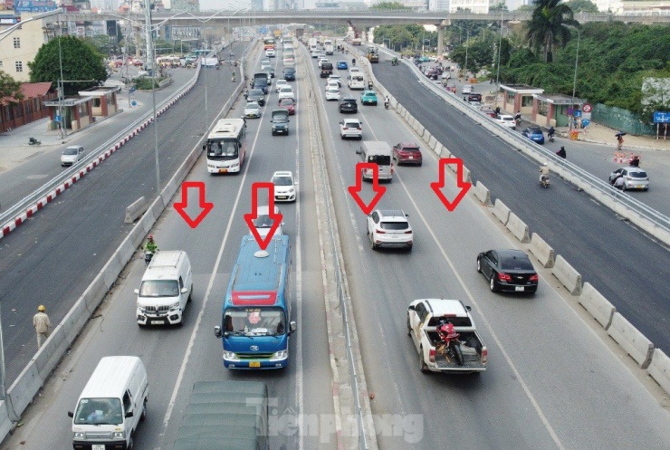 Theo phương án tổ chức giao thông của dự án, sau khi thông xe toàn bộ 4 làn xe của cầu vượt Mai Dịch hiện hữu (cầu bê tông - mũi tên đỏ) sẽ được tách riêng làm 4 làn xe ô tô trên tuyến đường trên cao Vành đai 3.