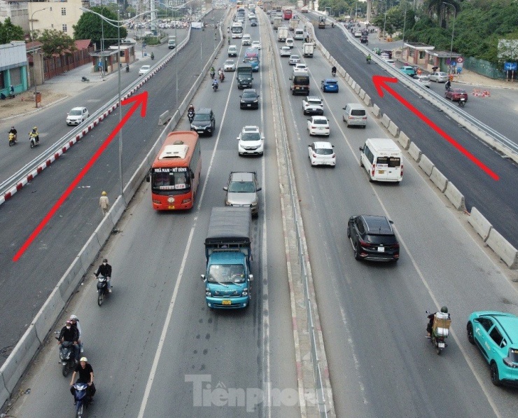 Với hai làn xe ở cầu vượt thép vừa được xây dựng ở hai bên cầu vượt Mai Dịch (mũi tên đỏ), dự kiến sẽ được tổ chức thành hai làn xe hỗn hợp (gồm ô tô, xe máy) lưu thông trong khu vực đô thị.