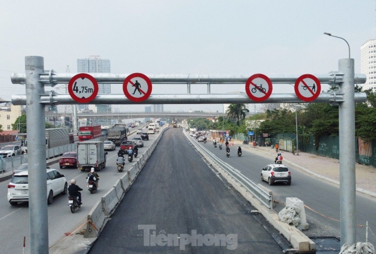 Ngoài ra, hai cầu vượt thép mới xây dựng cũng cấm người đi bộ, xe đạp, xe thô sơ đi qua.