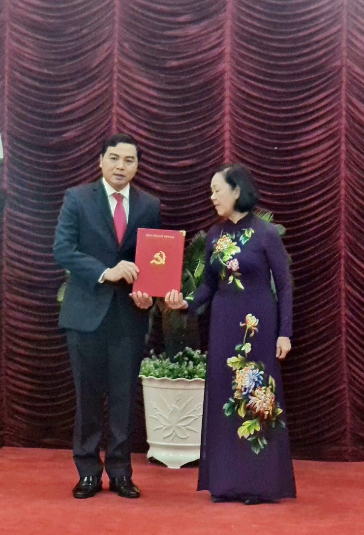 Bà Trương Thị Mai, Ủy viên Bộ Chính trị trao quyết định cho ông Nguyễn Hoài Anh