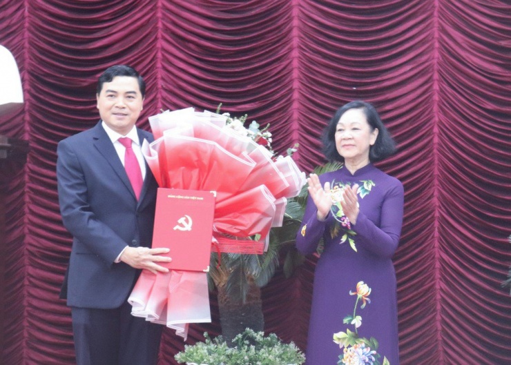 Bà Trương Thị Mai, Ủy viên Bộ Chính trị trao quyết định và chúc mừng ông Nguyễn Hoài Anh