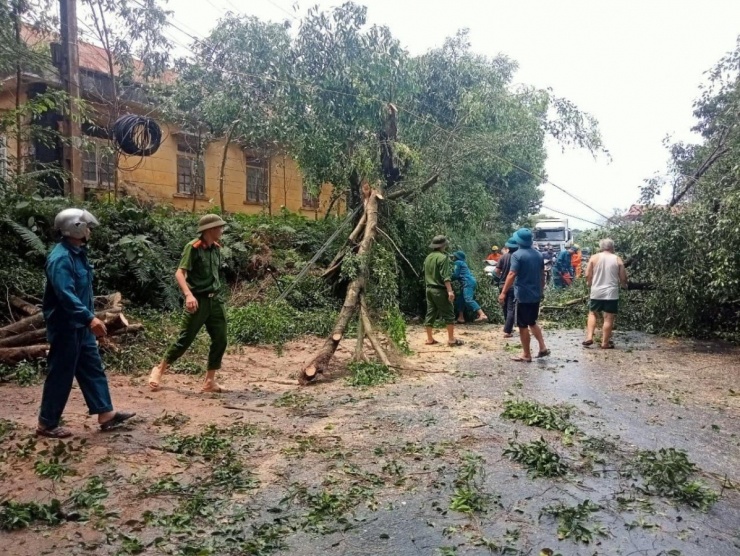 Mưa đá phủ trắng mặt đất ở miền núi phía Bắc - 9