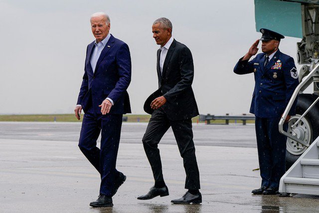 Ông Biden và ông Obama xuất hiện cùng nhau hôm 28-3. Ảnh: Reuters