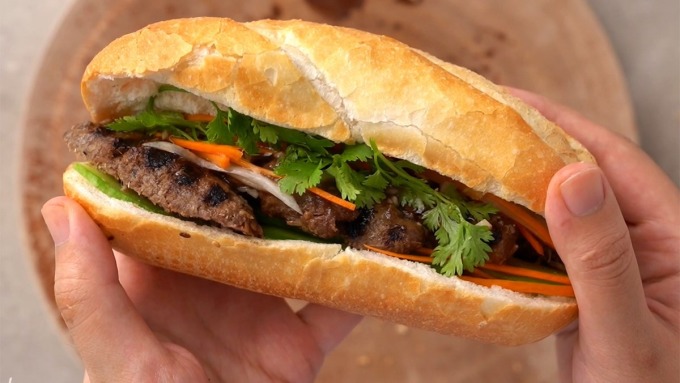 Bánh mì là món ăn sáng tiện lợi, được nhiều người lựa chọn. Trong 100 g bánh mì trắng chứa khoảng 260 calo, gần bằng số calo tiêu chuẩn của bữa sáng. Nếu ăn kèm bánh mì trắng với trứng, xúc xích, giăm bông... lượng calo của món ăn sẽ vượt quá mức khuyến nghị cho bữa sáng, dễ gây tăng cân. Ăn bánh mì vào buổi sáng còn dễ làm tăng lượng đường trong máu, tăng cảm giác thèm ăn, dẫn đến tăng cân, tăng kích thước vòng eo.