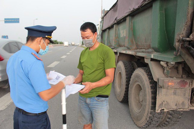 Thanh tra giao thông kiểm tra xe tải hoạt động trên đường Hà Nội. Ảnh: Anh Trọng