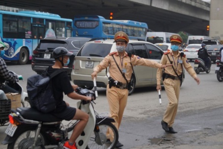 Cảnh sát giao thông mặc thường phục có được dừng xe xử phạt không?