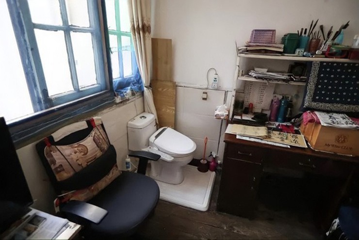 Còn đây là một căn hộ khác, toilet được đặt ngay trong phòng ngủ, không hề có tường ngăn cách.
