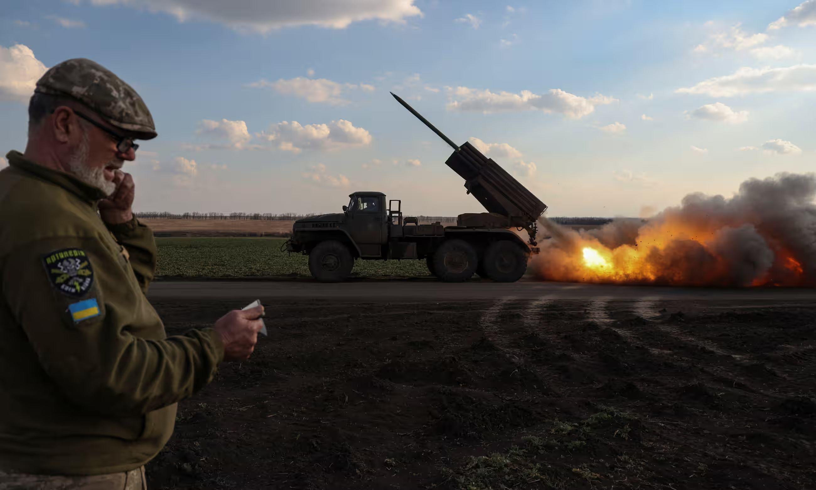Lực lượng Ukraine phóng pháo phản lực ở chiến trường Donetsk (ảnh: Reuters)