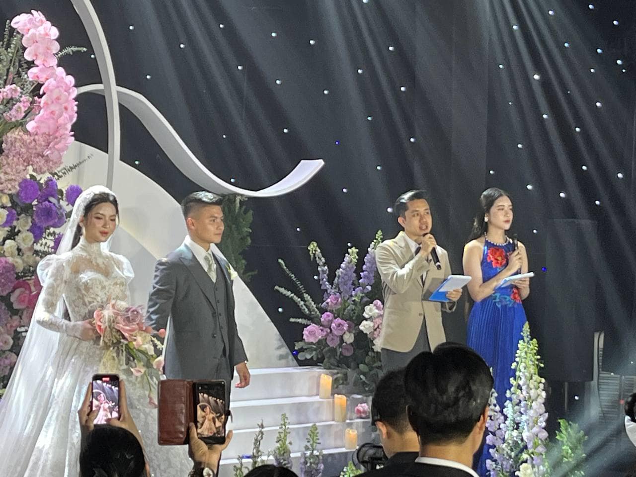 Phúc Thành đảm nhận vai trò MC trong tiệc cưới của Quang Hải