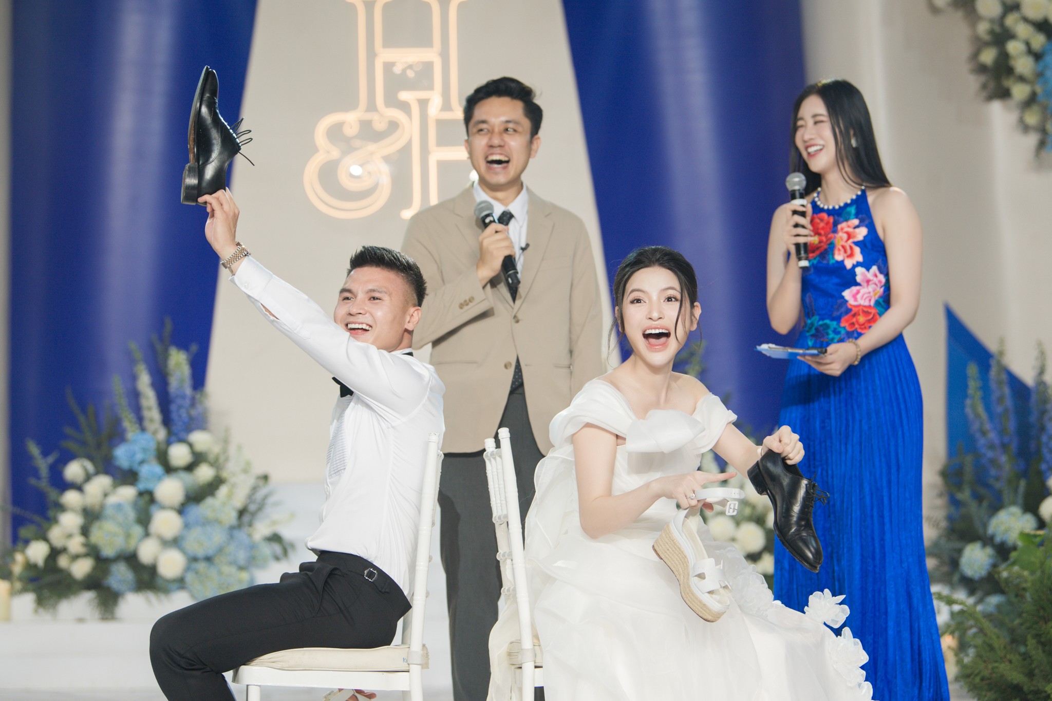 Chú rể Quang Hải và cô dâu Chu Thanh Huyền bất ngờ, ngỡ ngàng với đối phương trong trò chơi tại tiệc cưới