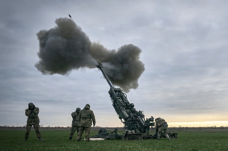 Binh sĩ Ukraine vận hành lựu pháo M777 trong giao tranh ở vùng Kherson vào tháng 1/2023.
