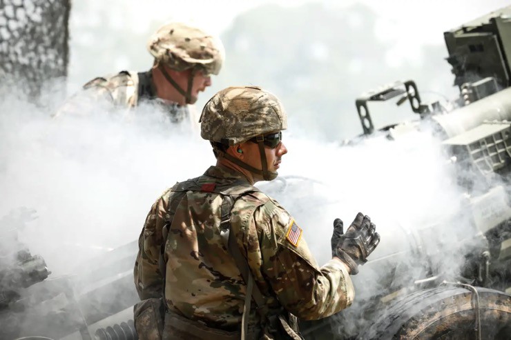 Binh sĩ Mỹ huấn luyện với lựu pháo M777 tại một trường bắn vào năm 2022.