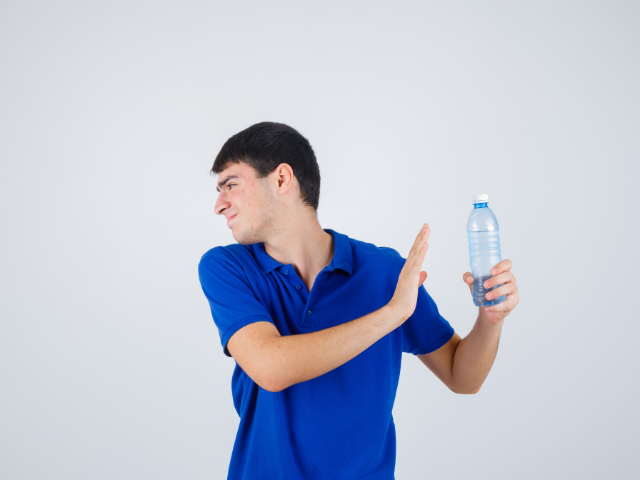 Việc hạn chế uống nước - lợi ít hại nhiều (hình minh họa)