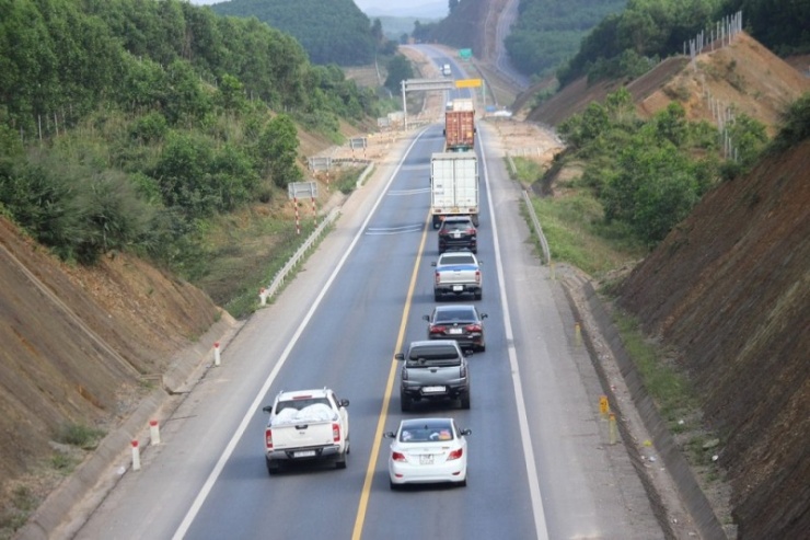 Tình trạng phương tiện chạy sai làn trên cao tốc Cam Lộ - La Sơn.