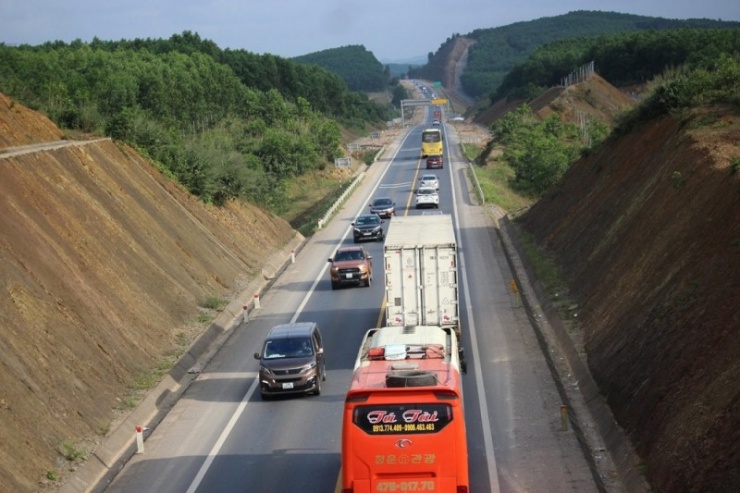 Xe khách trên 30 chỗ, xe đầu kéo, xe tải từ 6 trục trở lên không được vào cao tốc Cam Lộ - La Sơn từ ngày 4/4 tới.