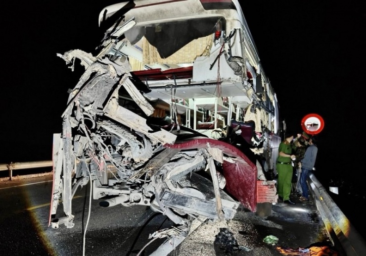 Xe khách biến dạng sau vụ tai nạn trên cao tốc Cam Lộ - La Sơn khiến 2 vợ chồng trẻ chết thảm.