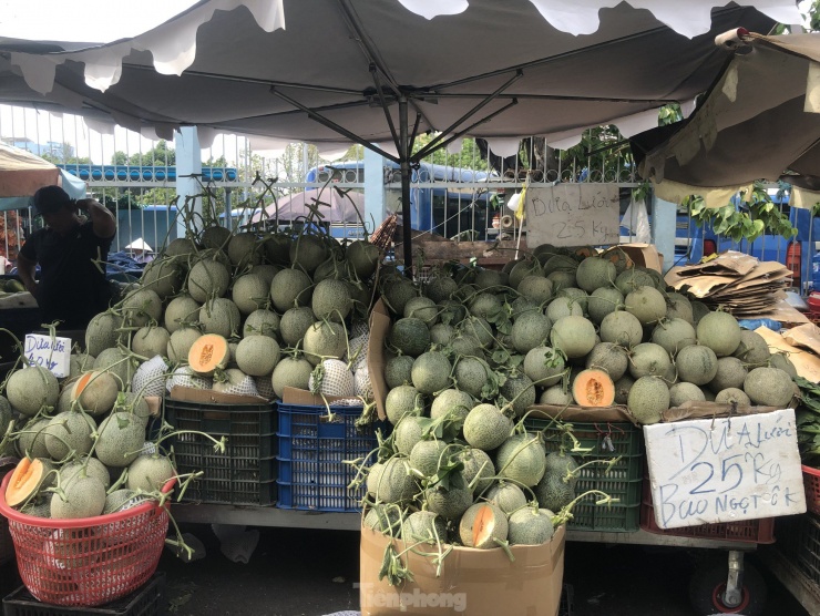 Dưa lưới chỉ 25.000 đồng/kg, bao ngọt bán đầy các chợ truyền thống. "Mùa hè là mùa của các loại trái cây, không những rất ngon mà lại còn rẻ" - chị Thu (34 tuổi, ngụ quận Bình Thạnh) nhìn nhận.