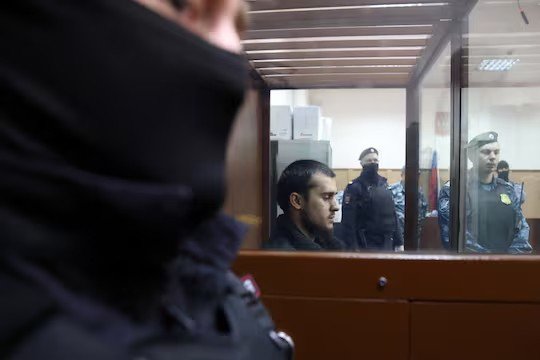 Dilovar Islomov, một trong số nghi phạm khủng bố ở nhà hát Matxcơva trình diện trước tòa hôm 25-3