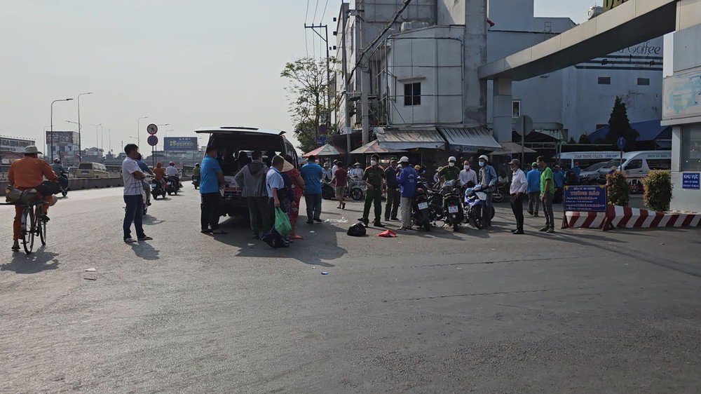 Người đàn ông được phát hiện gục chết bất thường trước cổng Bến xe An Sương. Ảnh: HT