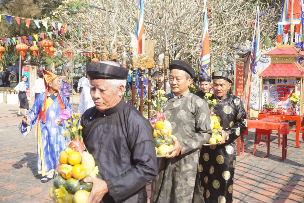 Hoa quả được các cụ cao niên trong làng chuẩn bị dâng lễ. Ảnh: MINH TRƯỜNG.