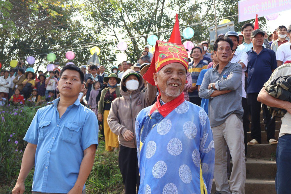 Cuộc thi đua thuyền được người dân đến theo dõi và cổ vũ cho các đội. Ảnh: MINH TRƯỜNG.