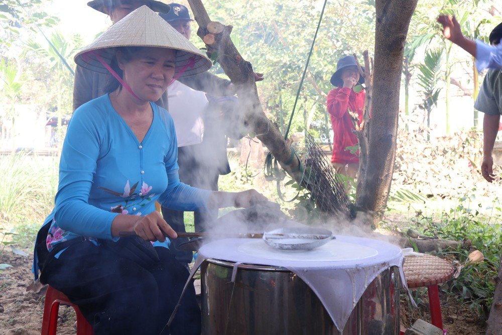 Hay như xem tráng mì lá (sợi mì) đặc trưng của xứ Quảng. Ảnh: MINH TRƯỜNG.