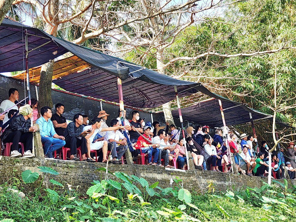 Người già, trẻ nhỏ rủ nhau đi xem đua thuyền đầu năm mới mong ước một năm mạnh khoẻ, xuôi chèo mát mái. Ảnh: MINH TRƯỜNG.