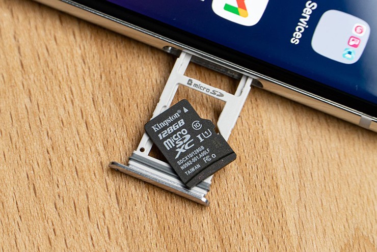 Khe cắm thẻ nhớ microSD đang dần biến mất.