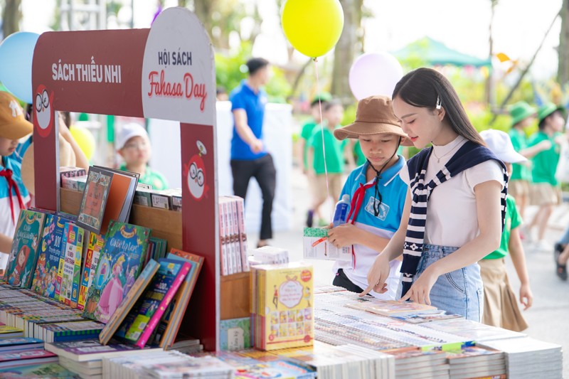 Hơn 600 cuốn sách được quyên góp ngay ngày đầu tiên hội sách TP. Vinh, Nghệ An - 5