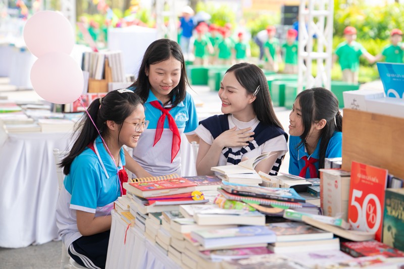 Hơn 600 cuốn sách được quyên góp ngay ngày đầu tiên hội sách TP. Vinh, Nghệ An - 6