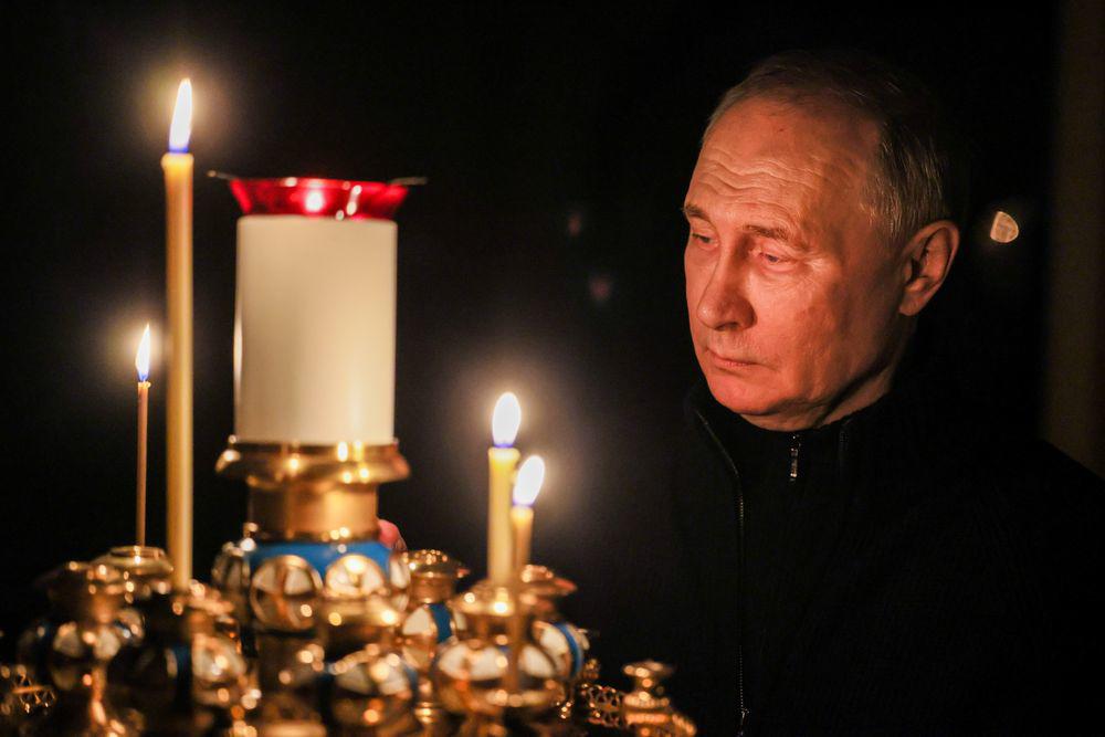 Ông Putin thắp nến tưởng nhớ các nạn nhân trong vụ khủng bố ở Moscow (ảnh: RT)