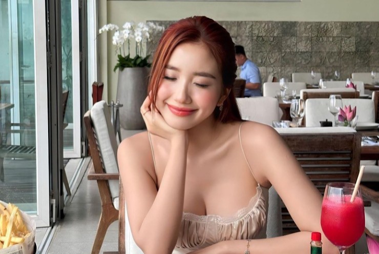 Tuy có khá nhiều người follow trên MXH nhưng cũng vì thế mà Khánh Huyền nhận phải nhiều bình luận trái chiều, nhất là về phong cách thời trang có phần trưởng thành&nbsp;không phù hợp với lứa tuổi.&nbsp;
