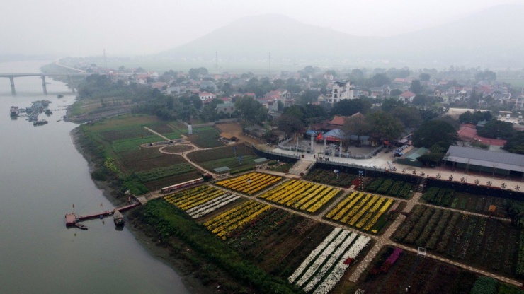 Điểm đặc biệt, nơi đây giáp ranh giữa nhiều miền quê của Thanh Hóa gồm Hà Trung, Hoằng Hóa, Hậu Lộc, Vĩnh Lộc, Yên Định.