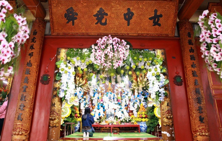 Theo ông Chung, Lễ hội đền Hàn Sơn được mở vào tháng 6 (Âm lịch) hàng năm. 12/6 là ngày chính hội, nhân dân thường tổ chức lễ rước kiệu, cách thức là rước bóng cô Bơ ở đền Cô Bơ về hầu thánh mẫu Đệ Tam Đền Hàn.