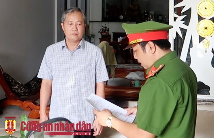 Cơ quan Công an tống đạt quyết định khởi tố bị can đối với Huỳnh Lê Phong, nguyên Trưởng Phòng Tài nguyên và môi trường TP Long Xuyên.