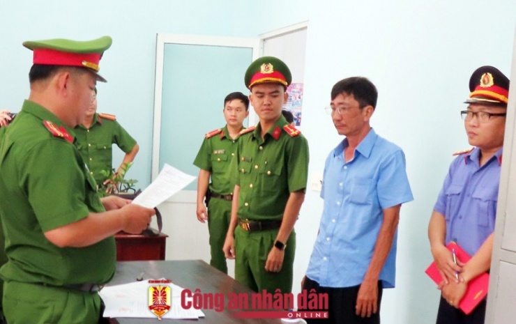 Cơ quan Công an tống đạt quyết định khởi tố bị can đối với Nguyễn Thiện Thanh, cán bộ Phòng Tài nguyên và môi trường TP Long Xuyên.