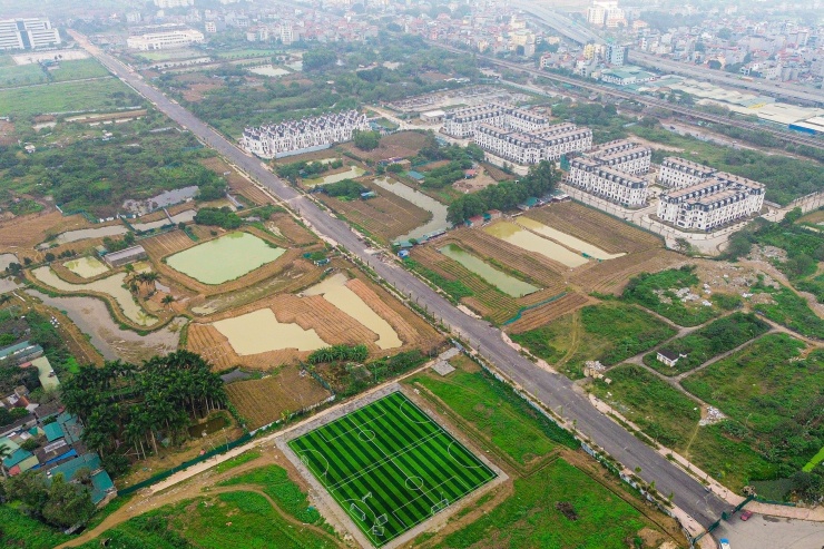 Dự án xây dựng tuyến đường nối Hoàng Tăng Bí - Phố Viên (quận Bắc Từ Liêm, TP Hà Nội) có chiều dài 1,3 km, mặt cắt ngang rộng 25 m được khởi công vào năm 2021 dự kiến hoàn thành trong 1 năm thi công, nhưng đến nay vẫn chưa thể thông xe