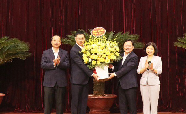 Ông Trần Huy Phương (thứ hai bên trái) được bầu làm Chủ nhiệm Ủy ban Kiểm tra Tỉnh ủy Bắc Ninh.