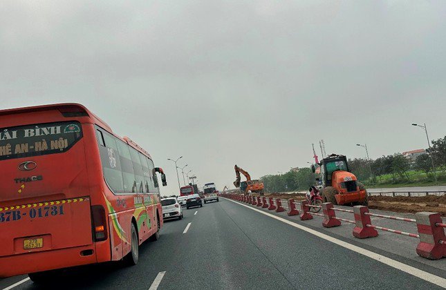 Cao tốc Cầu Giẽ - Ninh Bình đang có 2 làn xe và 1 làn dừng khẩn cấp, nhưng hiện nay một số đoạn qua tỉnh Hà Nam đang bị hàng rào chiếm dụng hết 1 làn dừng khẩn cấp.