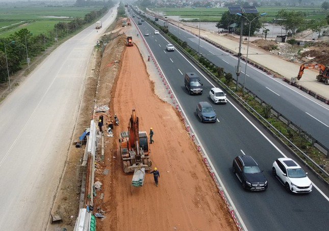 Công trường và hàng rào thi công trên cao tốc Cầu Giẽ - Ninh Bình đoạn qua tỉnh Hà Nam.