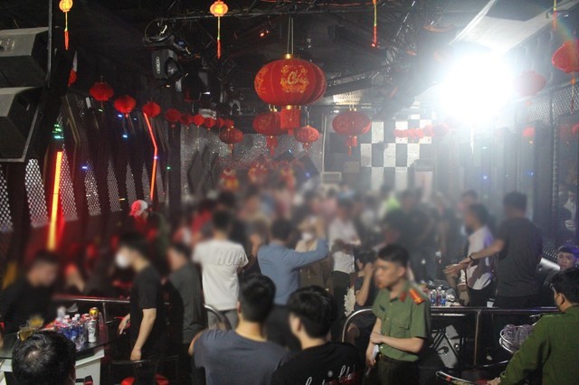 Lực lượng chức năng tiến hành kiểm tra quán Bar Angel Club.