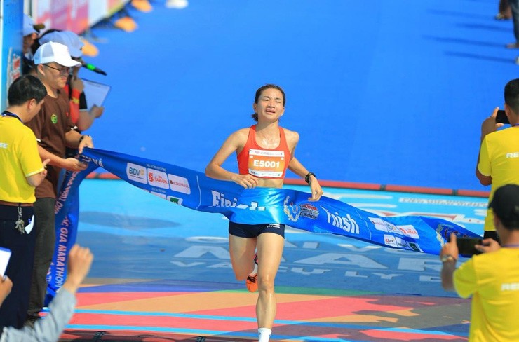 Hoàng Thị Ngọc Hoa vô địch khó tin, vỡ òa tại vạch đích Tiền Phong Marathon 2024 - 4