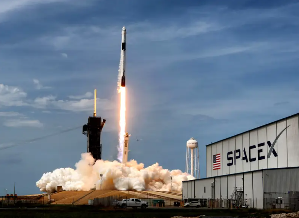 Tên lửa SpaceX Falcon 9 cất cánh từ Trung tâm vũ trụ Kennedy, Florida, vào tháng 5 năm 2020.