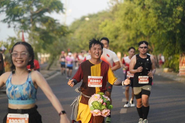 Người đẹp khoe sắc, dàn "diễn viên" độc lạ tại Tiền Phong Marathon 2024 - 13