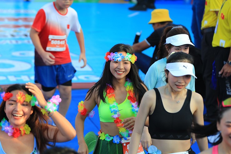 Người đẹp khoe sắc, dàn "diễn viên" độc lạ tại Tiền Phong Marathon 2024 - 6
