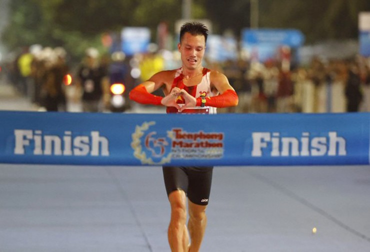 Đỗ Quốc Luật&nbsp;thiết lập kỷ lục 10 lần liên tiếp vô địch Tiền Phong Marathon