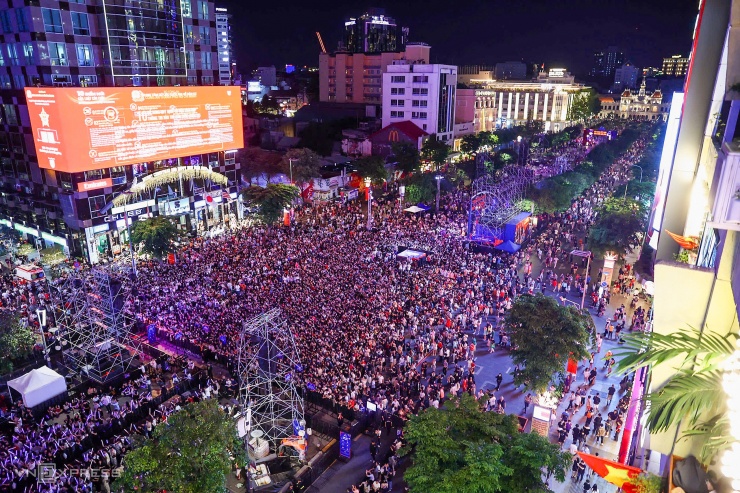 Biển người còn tập trung tại phố đi bộ Nguyễn Huệ (quận 1), để xem chương trình countdown, chào năm mới 2025. Ảnh: Quỳnh Trần